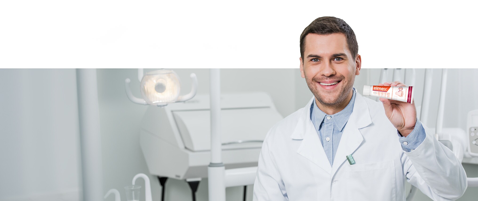 Un dentist care poartă protecție